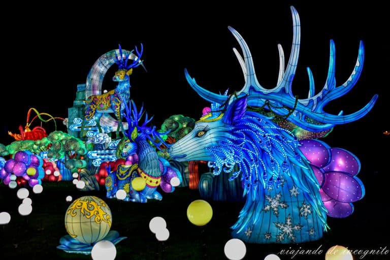 Farolillos chinos que representan ciervos azules de noche