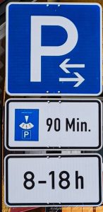 Señal que indica aparcamiento gratuito durante 90 min con el parkscheibe, importante para saber como conducir por Alemania