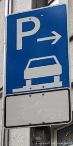 Señal que indica que hay que aparcar en la acera, importante para saber como conducir por Alemania