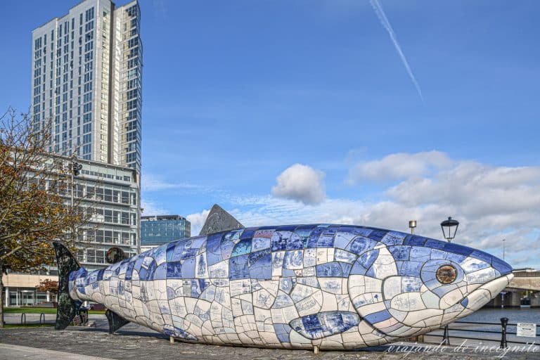 The Big Fish en Belfast un día de cielo azul