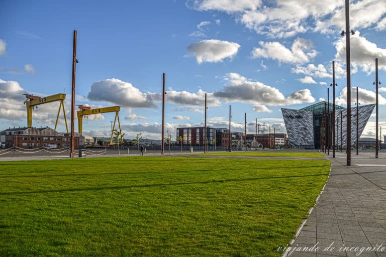 Vista desde las gradas del museo Titanic Belfast