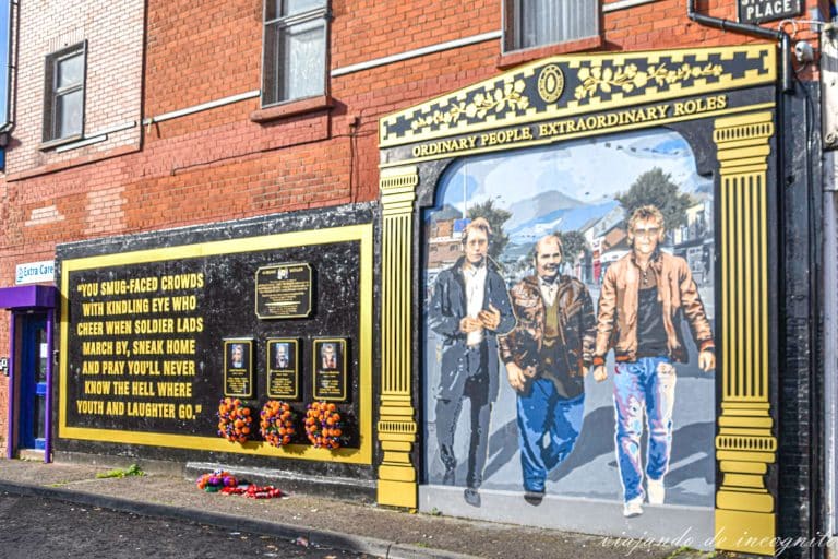 Mural en Schankill Road conmemorando a tres víctimas del conflicto