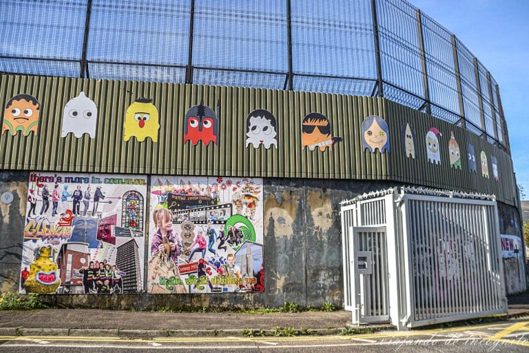Una de las entradas que hay en el muro de la Paz de Belfast. Aquí hay carteles mostrando que ambos lados tienen más similitudes que diferencias.