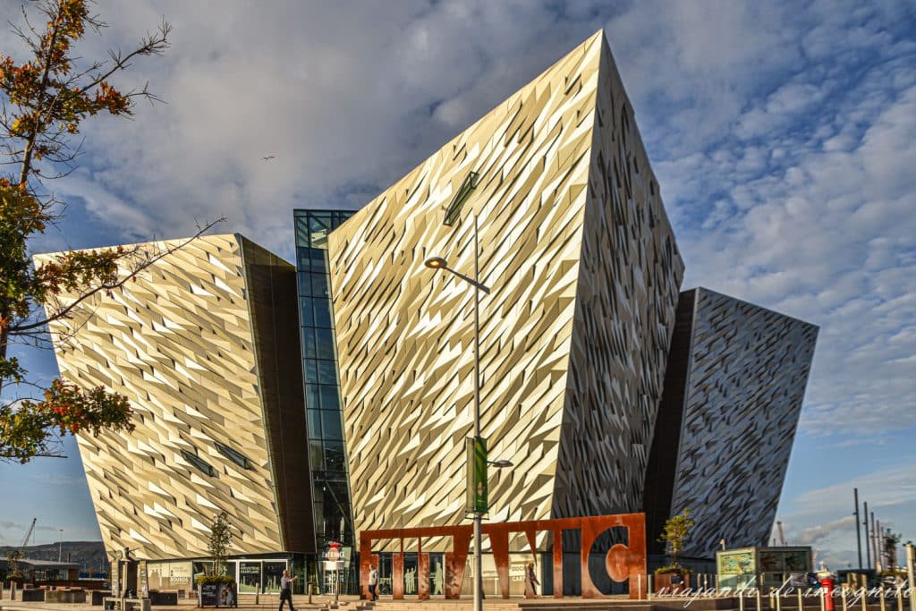 Exterior del museo Titanic en Belfast. Frente a él se ven las letras de Titanic