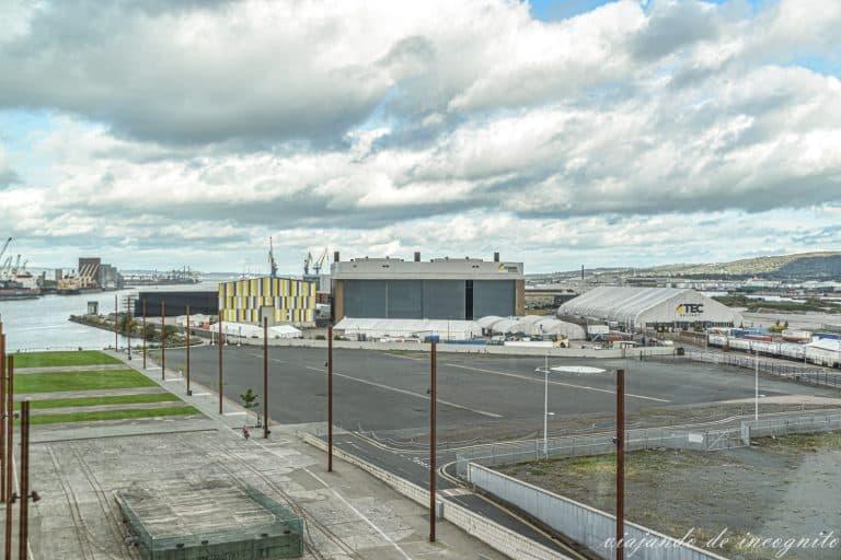 Vista de los Titanic Studios desde el museo Titanic