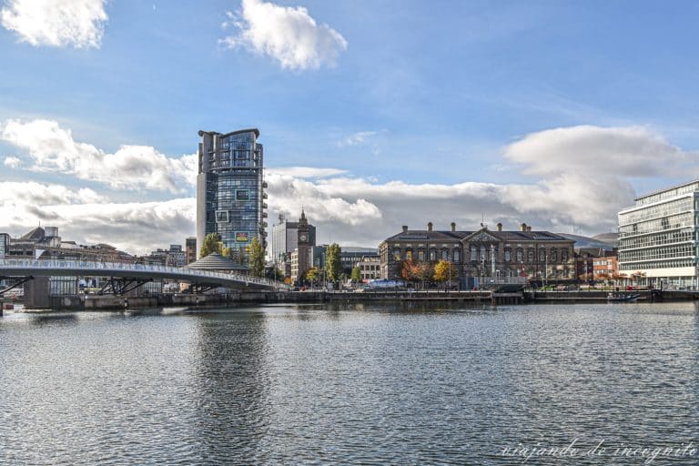 Vistas desde el Titanic Quarter un día de cielo azul en Belfast