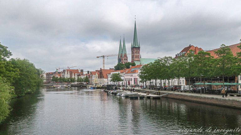 Vistas de Lübeck desde uno de los puentes en an der Obertrave. Sobresalen las torres de San Pedro y Santa María
