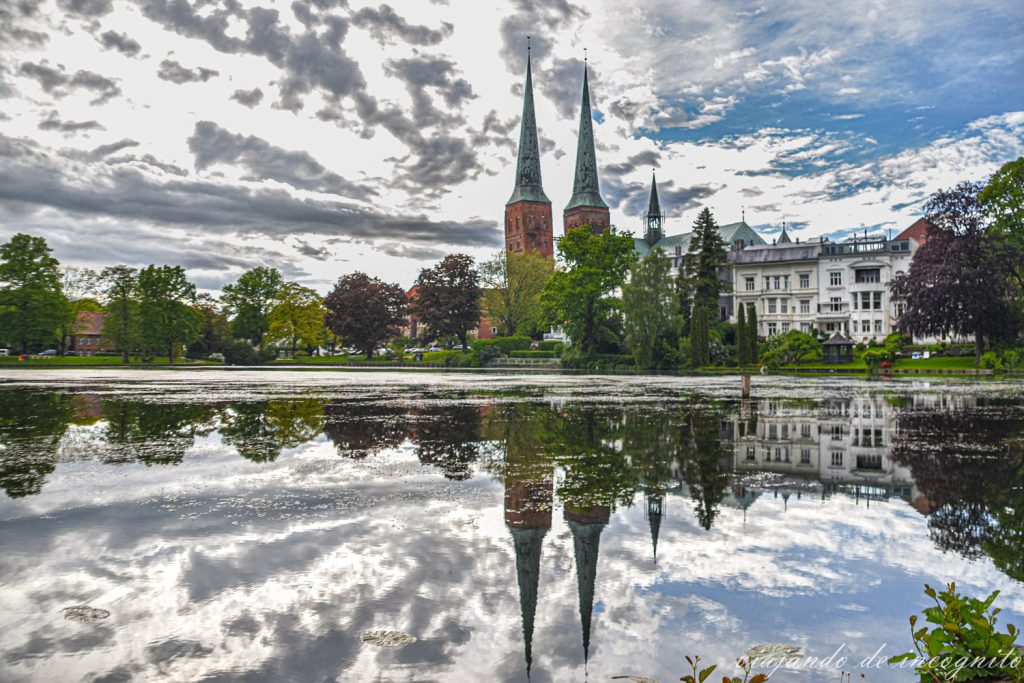 La catedral de Lübeck reflejada en las aguas del estanque del molino