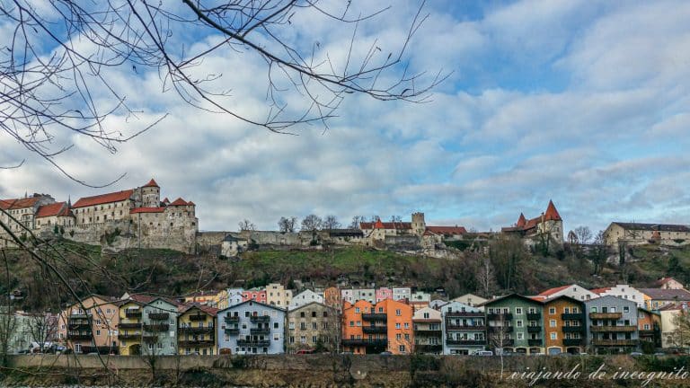 Casas de colores ala orilla del río y sobre ellas el perfil alargado del castillo de Burghausen