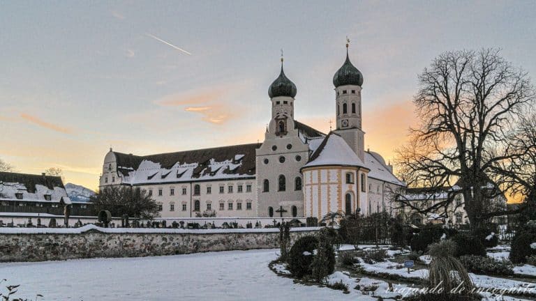 abadía de Benediktbeuern al atardecer y en invierno con todo cubierto de nieve