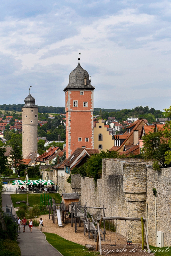 Parte de la muralla de Ochsenfurt con dos torres de gran altura y columpios y terrazas junto a ella