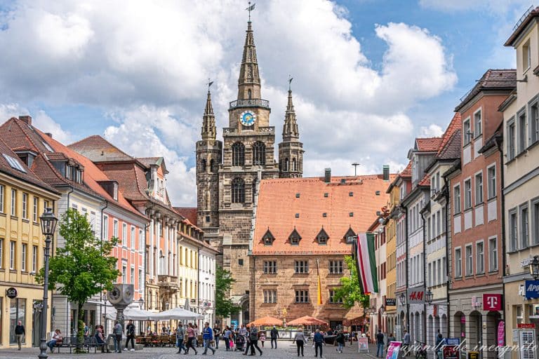 Vista de la iglesia de San Gumbertus de Ansbach desde plaza de Martín Lutero