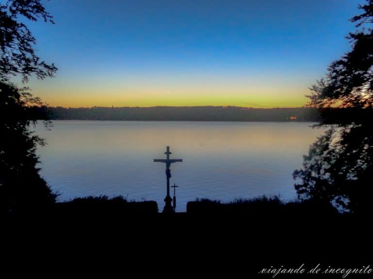 Lago Starnberg en Berg, Baviera. Se ve la Cruz que indica donde murió ahogado el rey Luís II.
