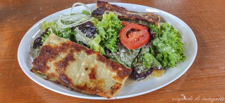 Maultaschen acompañados de ensalada, uno de los platos que comer en Alemania