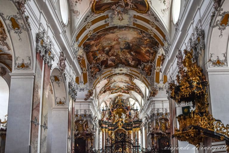 Interior de la abadía de Amorbach con frescos en el techo y púlpito dorado