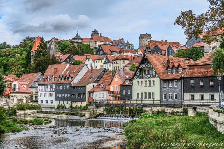 Una bonita vista de las casas junto al río de Kronach en Baviera