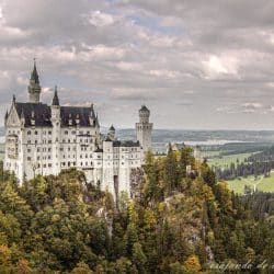 Palacio de Neuschwanstein en otoño visto desde el Marienbrücke