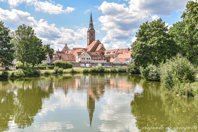 Vista de Wolframs Eschenbach en Baviera reflejada en el agua de un estanque