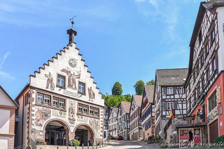 Plaza del mercado con ayuntamiento con fachada pintada y casas de entramado, Schiltach