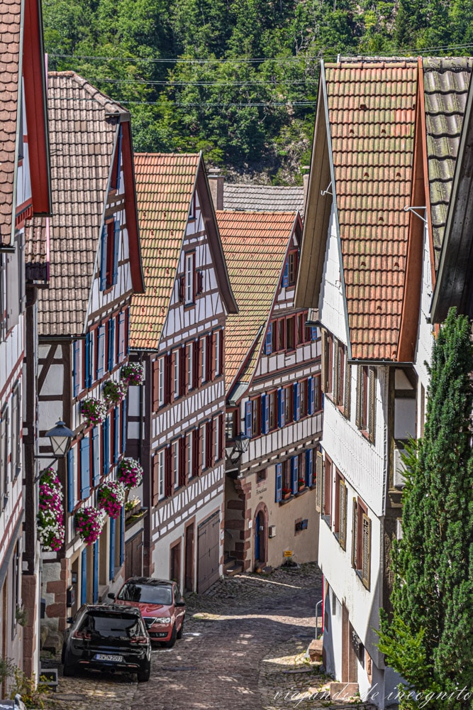 Calle empinada y estrecha con casas de entramado de colores a los lados, Schiltach