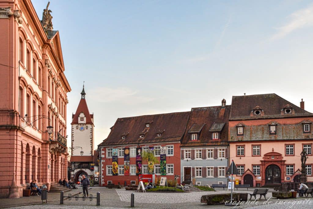 Plaza del mercado con ayuntamiento y casas de colores, Gengenbach