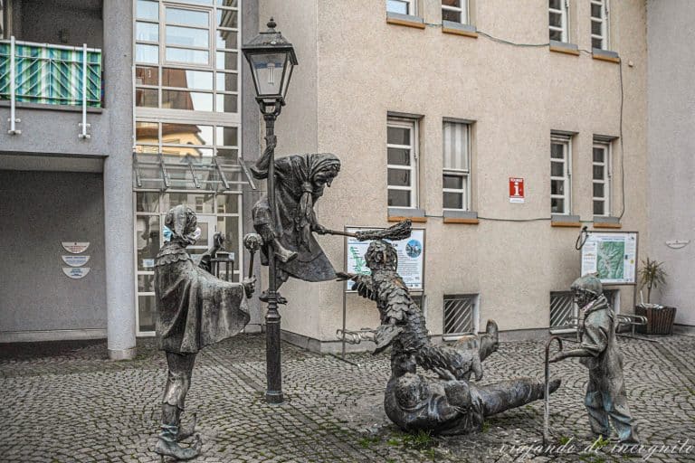Monumento al carnaval, una bruja pega con una escoba a personas disfrazadas, Gengenbach