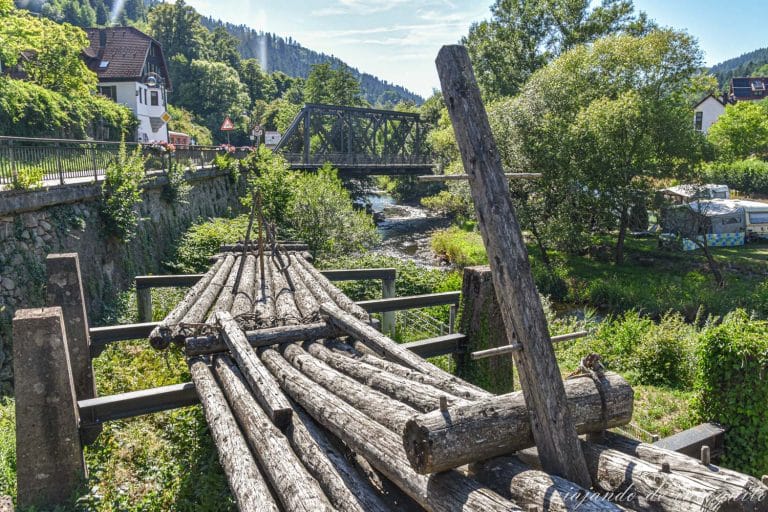 Balsa de madera junto al río, Schiltach