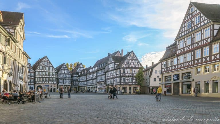 Uno de los lados de la Plaza principal de Schorndorf rodeada de casas de entramado de madera
