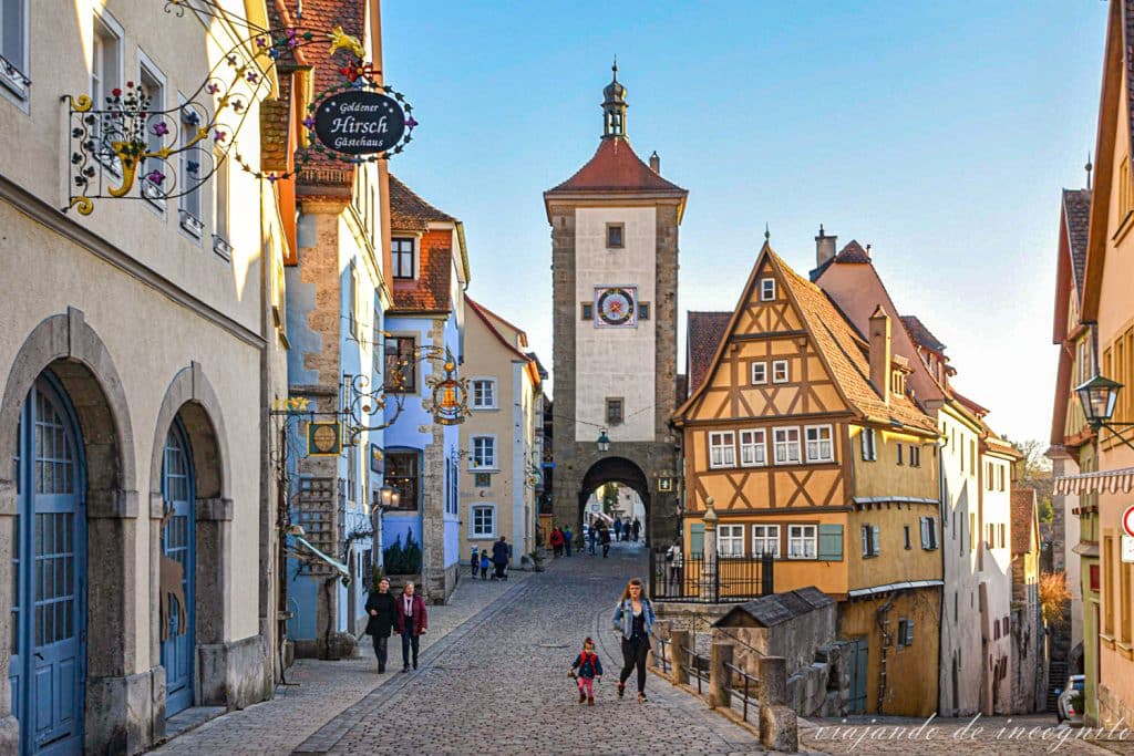 Madre con niña pequeña frente al Plönlein. Una de las visitas que hacer en Rothenburg