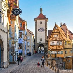 Madre con niña pequeña frente al Plönlein. Una de las visitas que hacer en Rothenburg