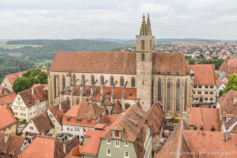 Vista de la iglesia de Santiago desde lo alto del ayuntamiento de Rothenburg ob der Tauber