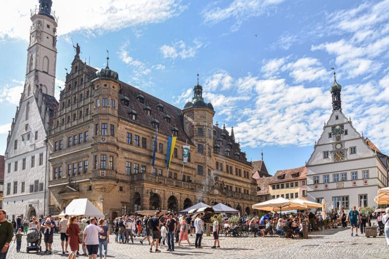 Plaza del mercado de Rothenburg ob der Tauber llena de gente