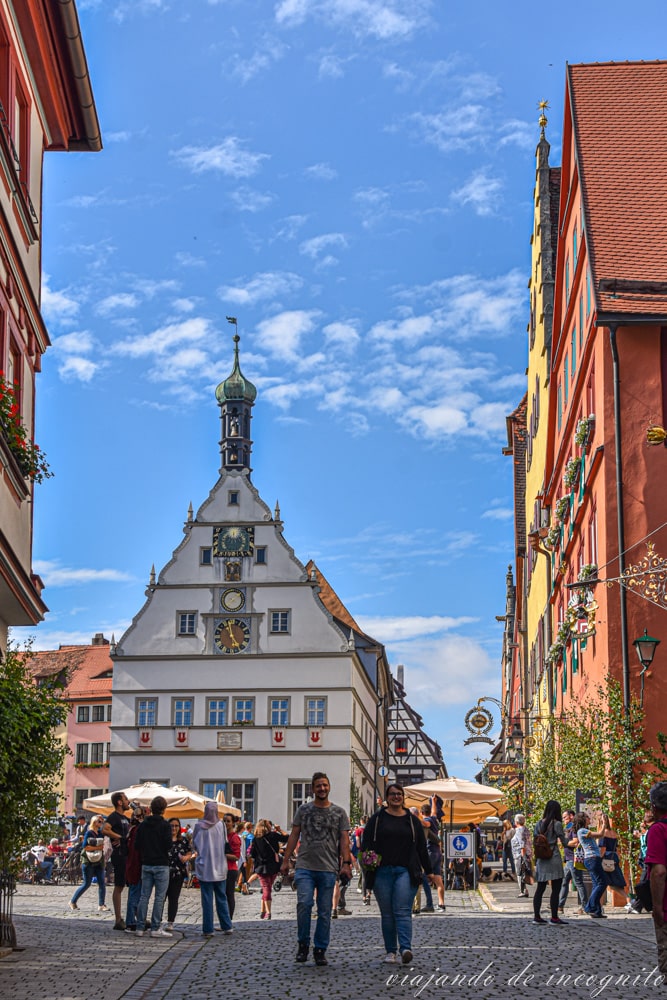 Gente paseando con la Fachada blanca de la taberna de los concejales a sus espaldas en Rothenburg ob der Tauber