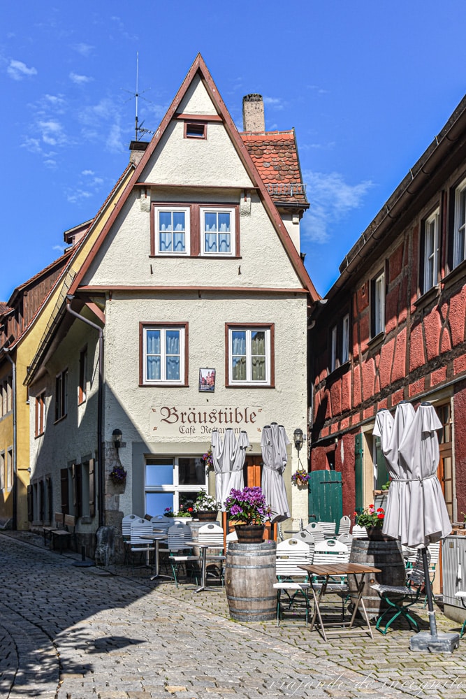 Terraza de un restaurante en la Obere Schmiedgasse en Rothenburg ob der Tauber