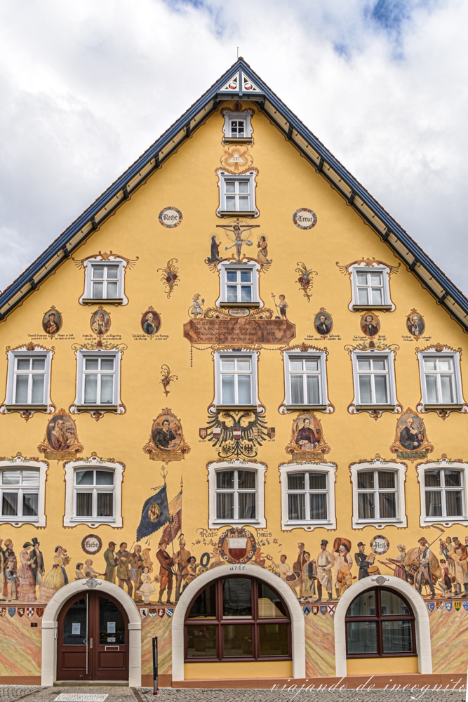 Fachada amarilla del ayuntamiento Horb am Neckar pintado con personajes relacionados con la ciudad