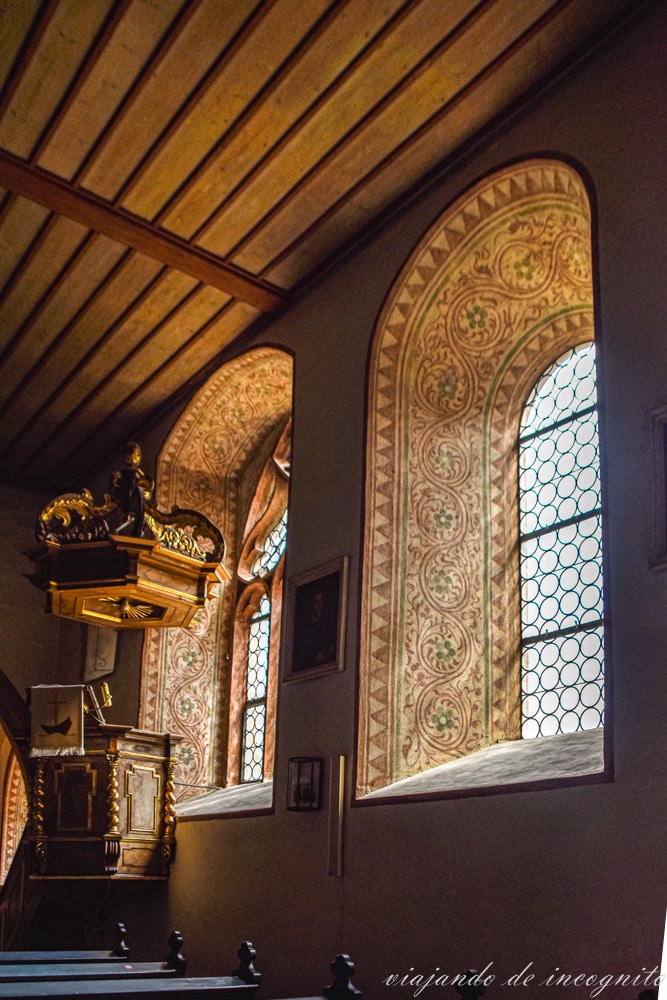 La luz entra por dos ventanas de la iglesia de Detwang cuya pared interior está decorada con dibujos.