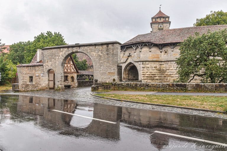 Bastión del hospital reflejado en la carretera mojada en Rothenburg ob der Tauber