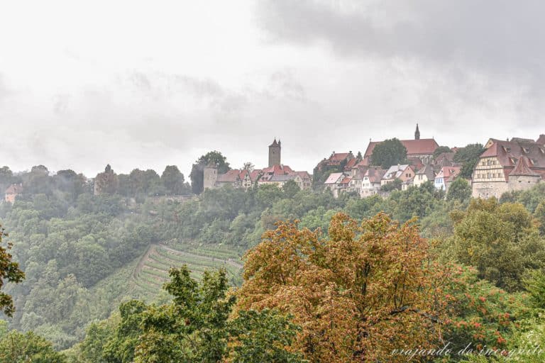 Vistas de la zona del jardín del castillo de Rothenburg ob der Tauber desde la puerta Kobolzel