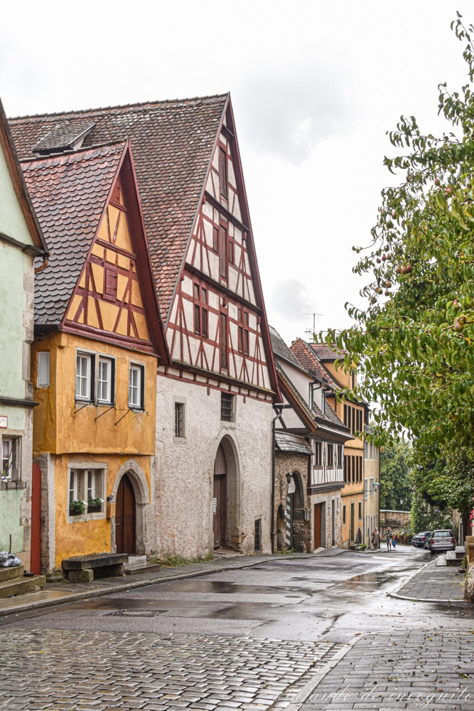 Casas de entramado de madera en la Klostergasse de Rothenburg ob der Tauber con el suelo mojado