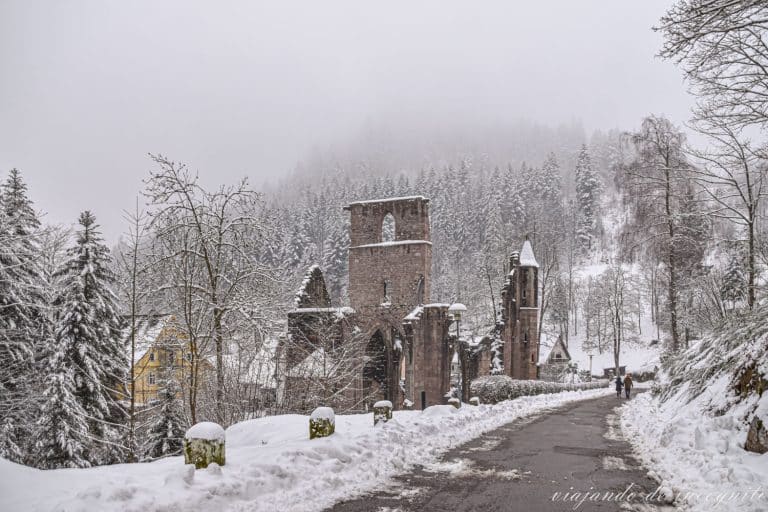 Ruinas del monasterio de todos los Santos cubiertas de nieve