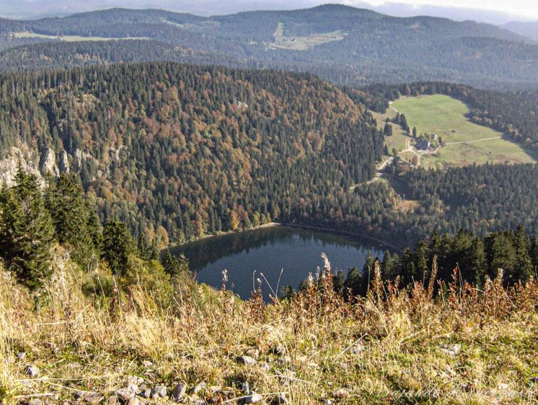 Vista de un pequeño lago desde el Feldberg