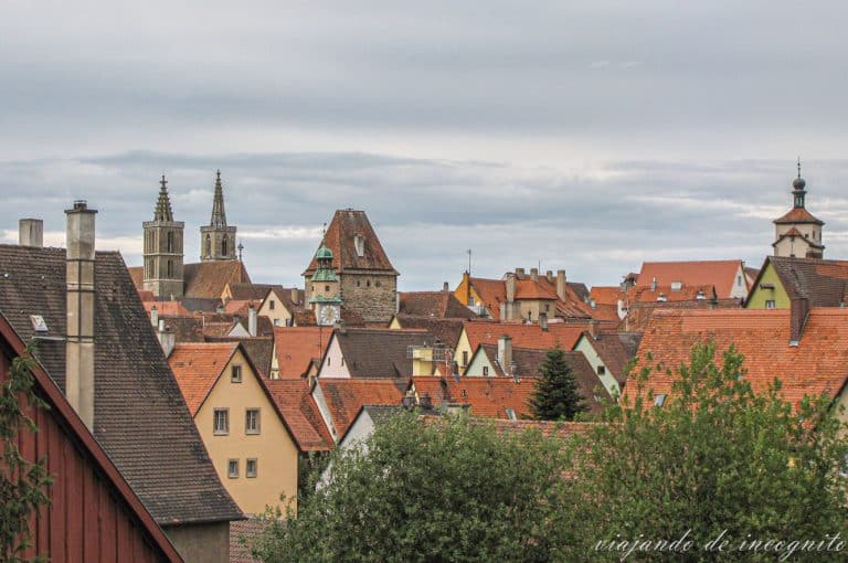Vista desde el paseo de ronda de la muralla de los tejados de Rothenburg ob der Tauber, destacando la iglesia de Santiago, la torre de San Marcos y la torre blanca