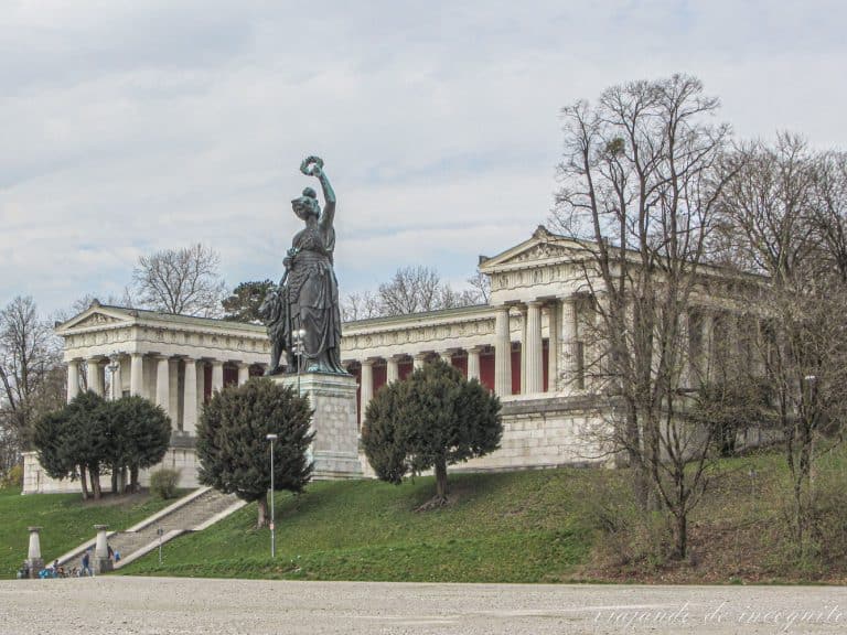Escultura de Bavaria y el Salón de la Fama tras ella