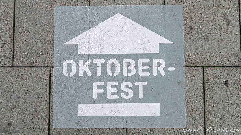 Señal de la Oktoberfest pintada en el suelo con una flecha indicando la dirección de la wiesn