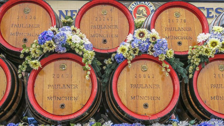 Barriles de cerveza Paulaner decorados con flores