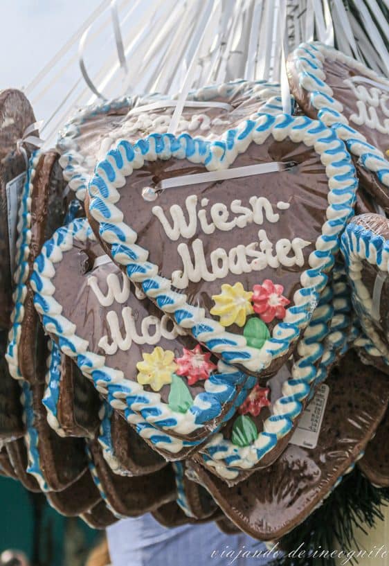 Galletas con forma de corazón y con wiesn-moaster escrito en ellas y decoradas con azúcar blanco y azul