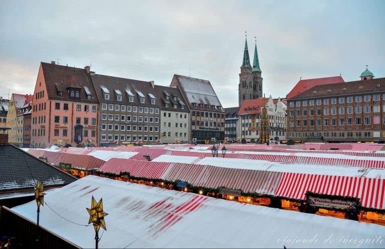 Puestos del mercado de navidad de la plaza principal de Núremberg con sus típicos toldos rojos y blancos cubiertos de nieve