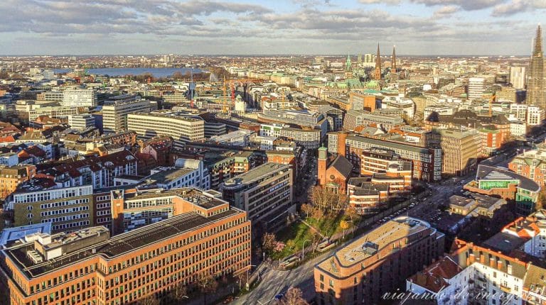 Vista aérea de Hamburgo desde la torre de la iglesia de San Miguel