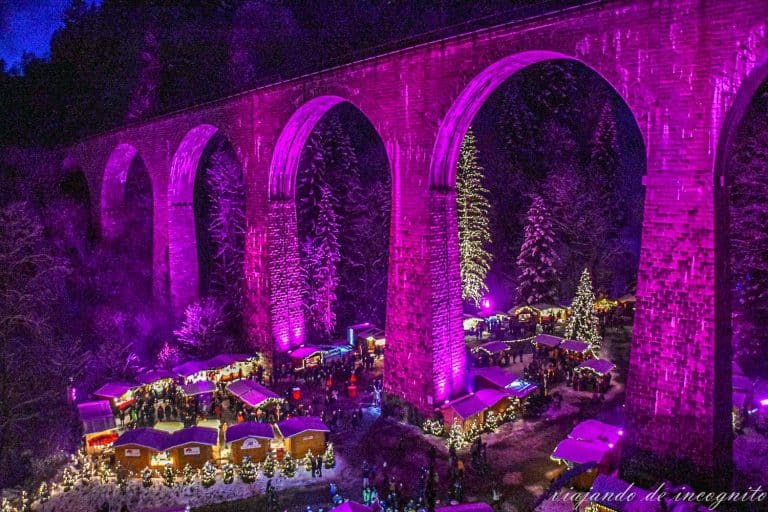 Vista general del Mercado de navidad en la Garganta del Ravenna a la noche con el puente iluminado de rosa