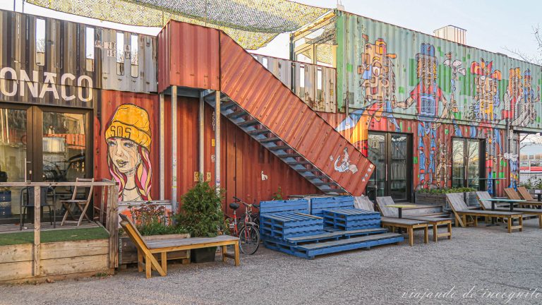 Contenedores de transporte pintados y transformados en locales en el Werkviertel en Munich